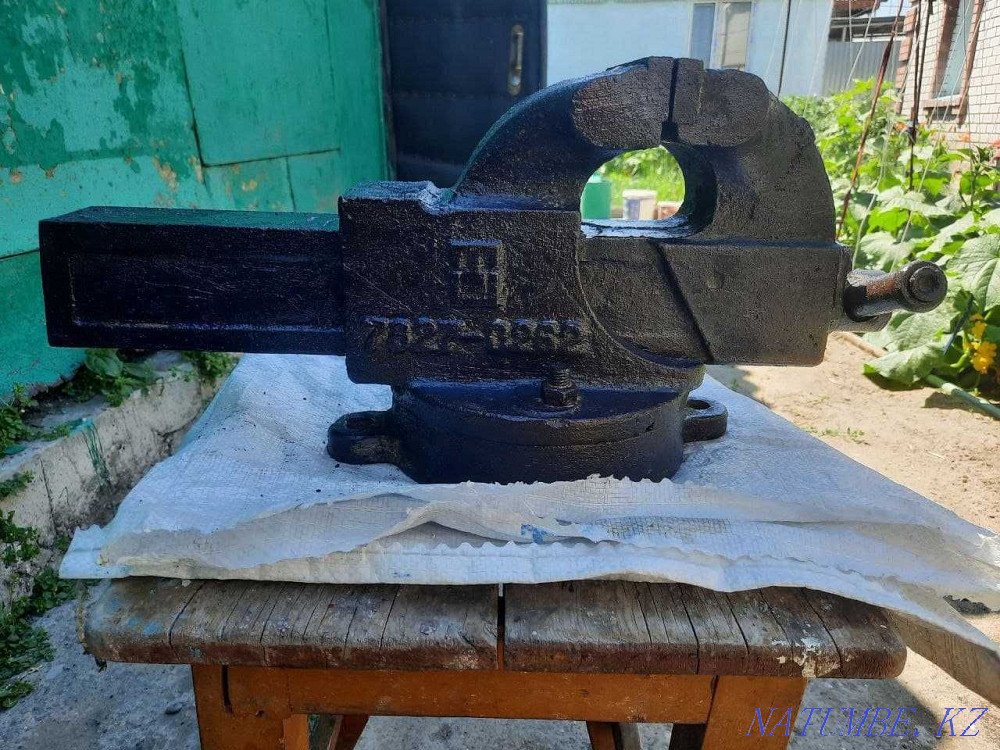 Продам тиски большие слесарные Семей - изображение 1