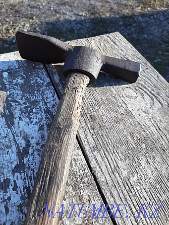 Sell hammer-pick, hacksaw, snow shovel  - photo 1