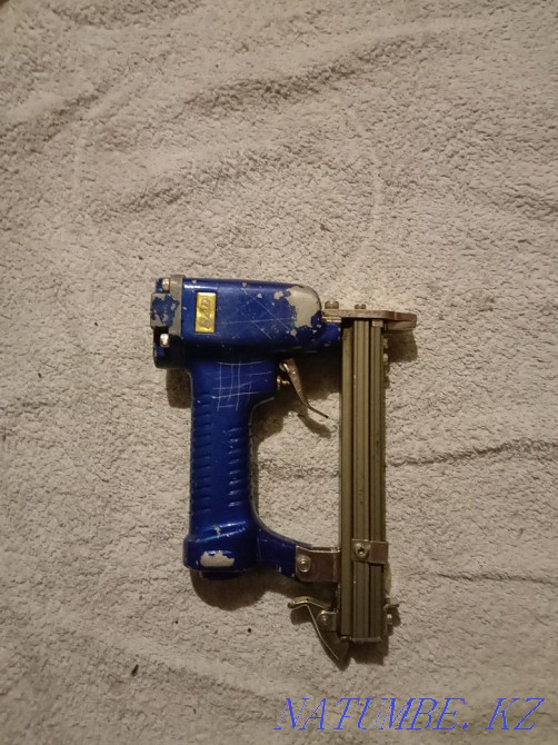Sell pneumatic stapler  - photo 1