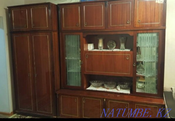 Гарнитур с антресолью с двумя креслами. Производство Румыния. Бук. Талдыкорган - изображение 1