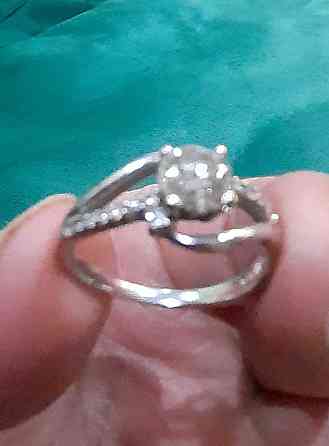 Продам шикарное бриллиантовое кольцо с белым золотом 1 карат Almaty