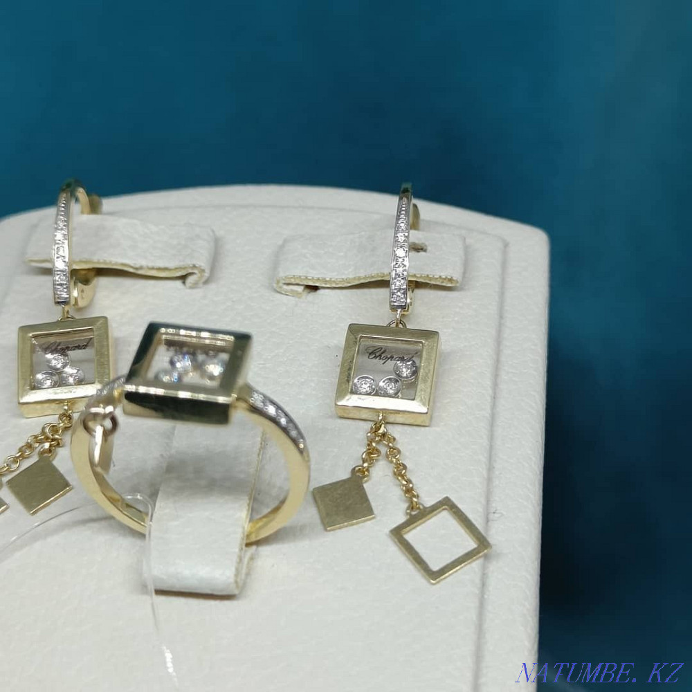 Нежный комплект Chopard из желтого золота с бриллиантами Алматы - изображение 2