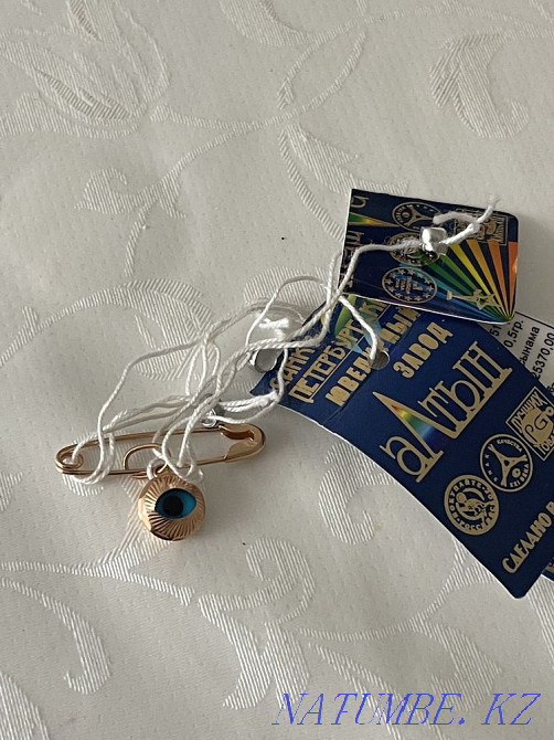 продам золотую булавку с кулоном Астана - изображение 1