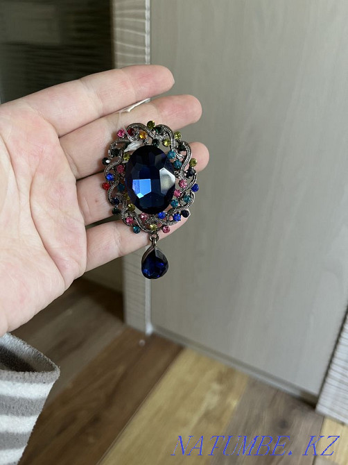 Брошка со сваровскими камнями новая Шымкент - изображение 1