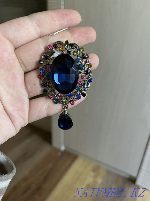 Брошка со сваровскими камнями новая Шымкент - изображение 2