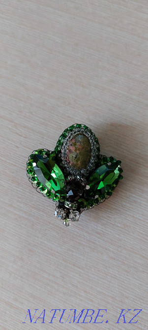 Брошь в виде жука с натуральным камнем. Новая. Алматы - изображение 1