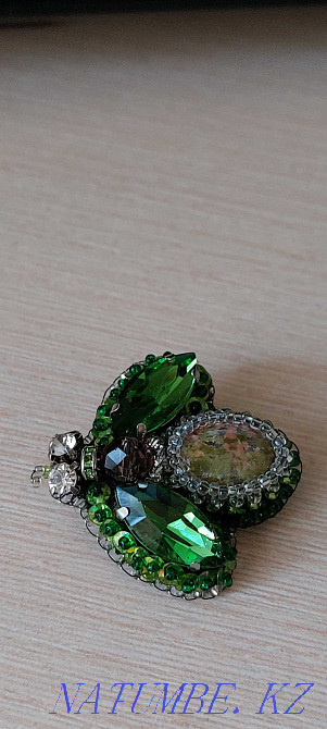 Брошь в виде жука с натуральным камнем. Новая. Алматы - изображение 2