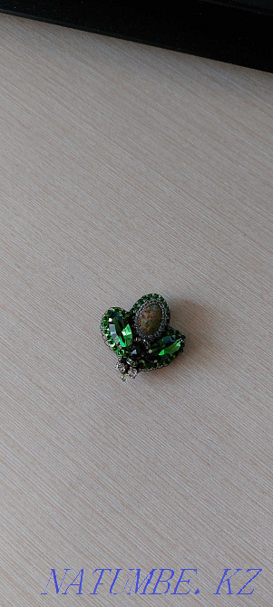 Брошь в виде жука с натуральным камнем. Новая. Алматы - изображение 3