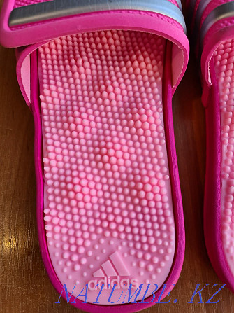новые Женские сланцы шлёпанцы оригинал adidas массажная стелька Актобе - изображение 3