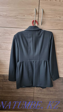 Пальто женское легкое 44-46 размер в хорошем состоянии продам Алматы - изображение 2