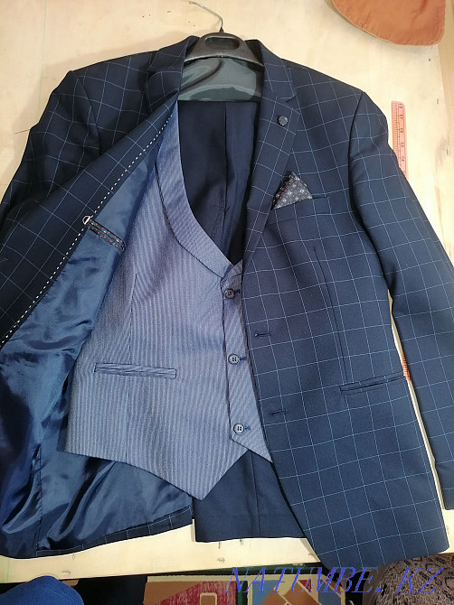 Тройка костюм 30 000тг/ макасины 12 000тг Махамбет - изображение 2