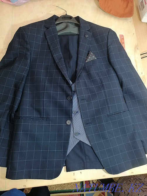 Тройка костюм 30 000тг/ макасины 12 000тг Махамбет - изображение 1