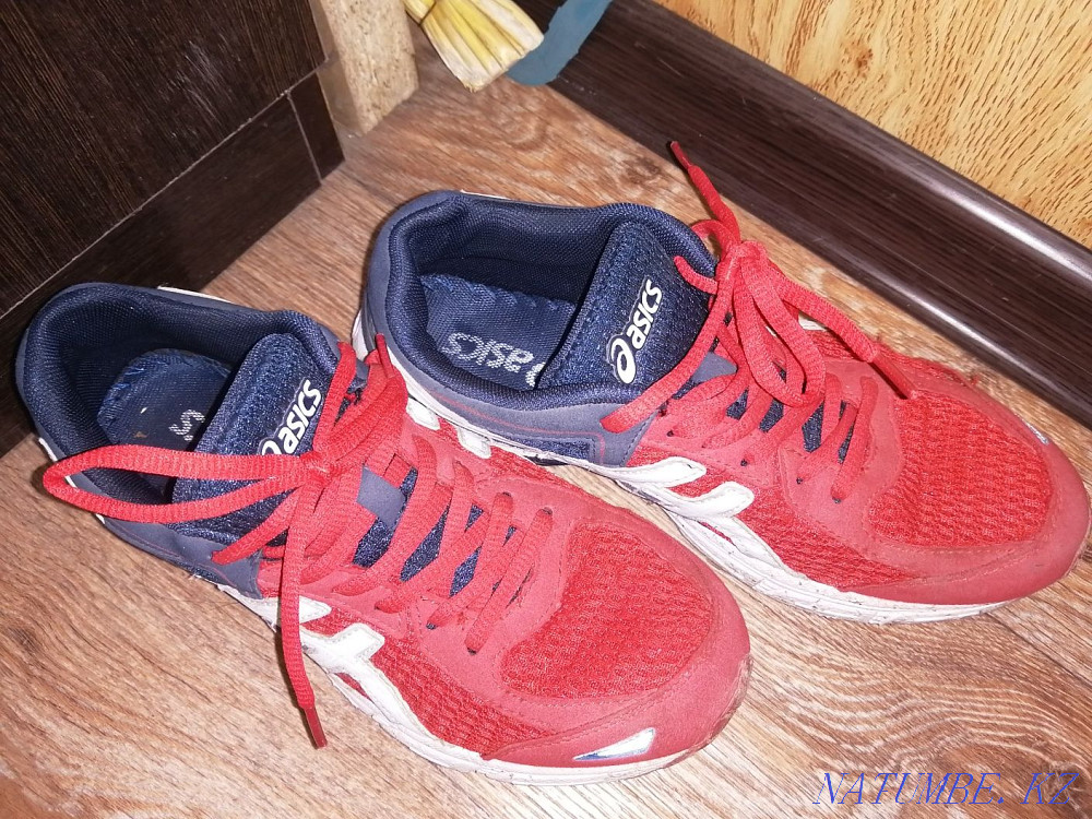 Кроссовки asics красно-синие Талдыкорган - изображение 1