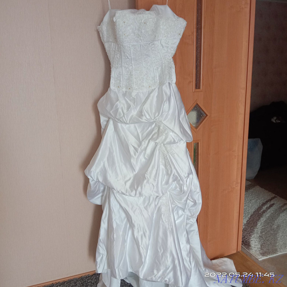Selling a new wedding dress  - photo 1