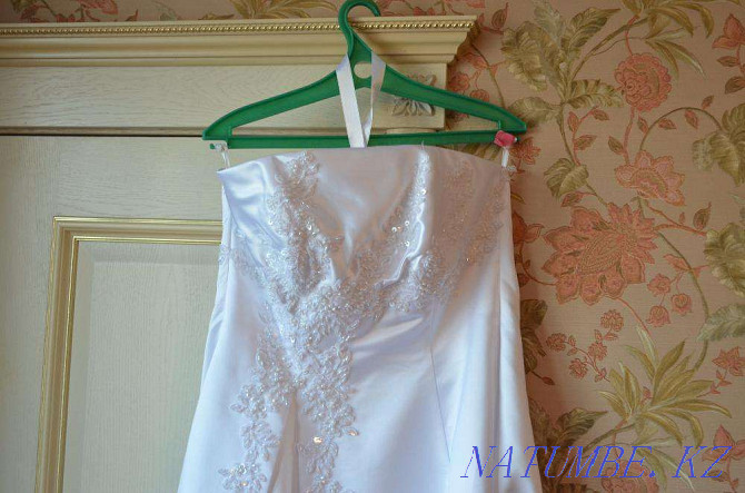 Свадебное атласное платье Алматы - изображение 2