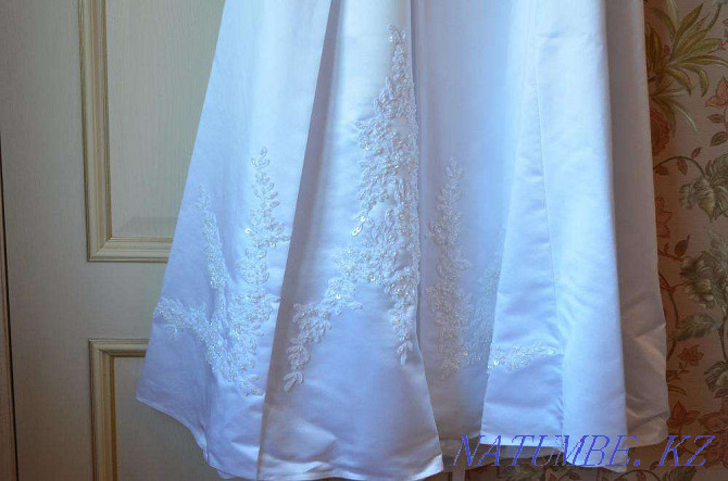 Свадебное атласное платье Алматы - изображение 6