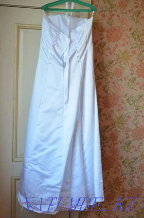 Свадебное атласное платье Алматы - изображение 5