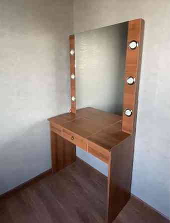 Продам туалетный стол с зеркалом ( подсветка, секретер) Astana