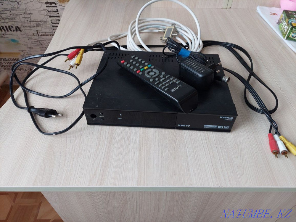 Тв приставка смотрешка. Приставка для телевизора tv jet. Алма тв. Приставка алма тв. Тв приставка вид сверху.
