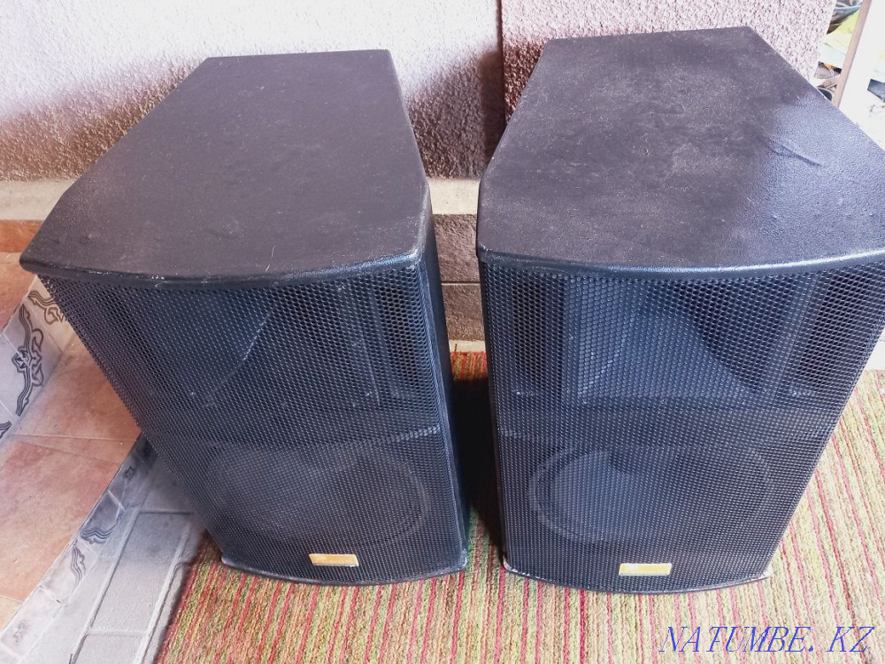 Продам или обменяю на тарелки две колонки динамики 15 дюйма behringer Алматы - изображение 1