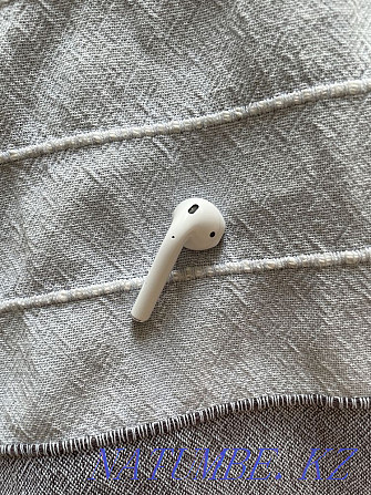 Продам правый наушник airpods 1 Алматы - изображение 1