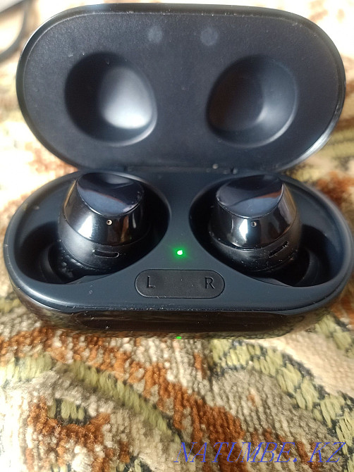 Samsung 6+boots included earphones only  - photo 2