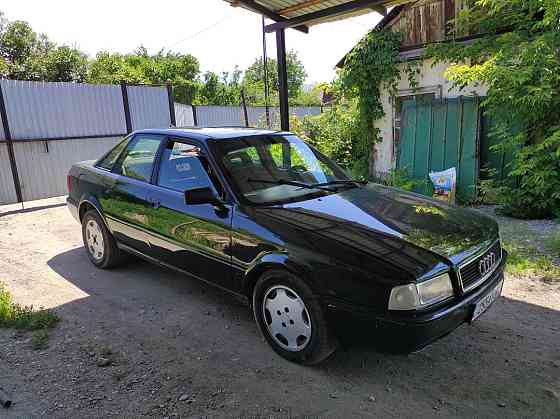 Audi 80    года Esik