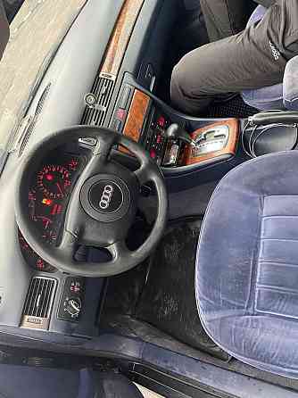 Audi A6    года 