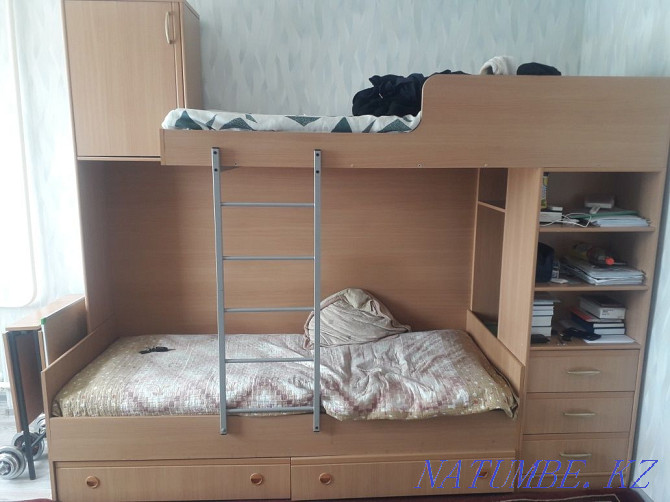 Двухярусный кроват со шкафом, состояние хорошее Атырау - изображение 1