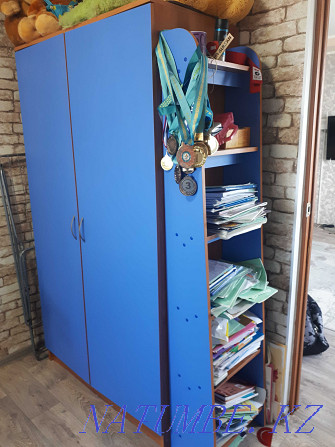 Детский шкаф для одежды и стол письменный за 20 000 Актобе - изображение 1