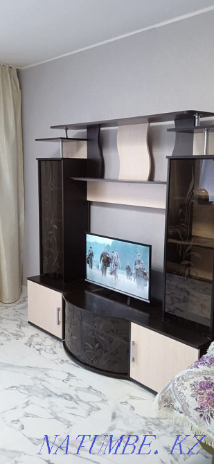 Продам стенку стеклянную под телевизор Уральск - изображение 2