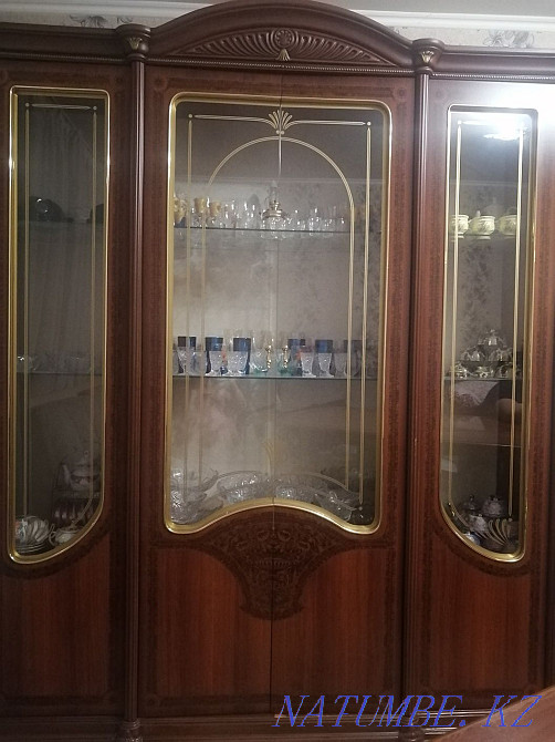 Продам гостинный гарнитур стол тумба зеркало комод сервант стенка Астана - изображение 1