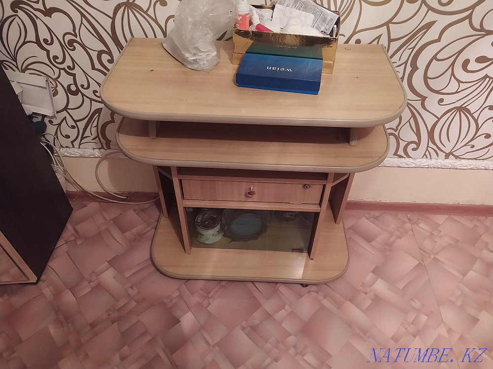 Продам столик для телевизора в хорошо состоянии. Караганда - изображение 1