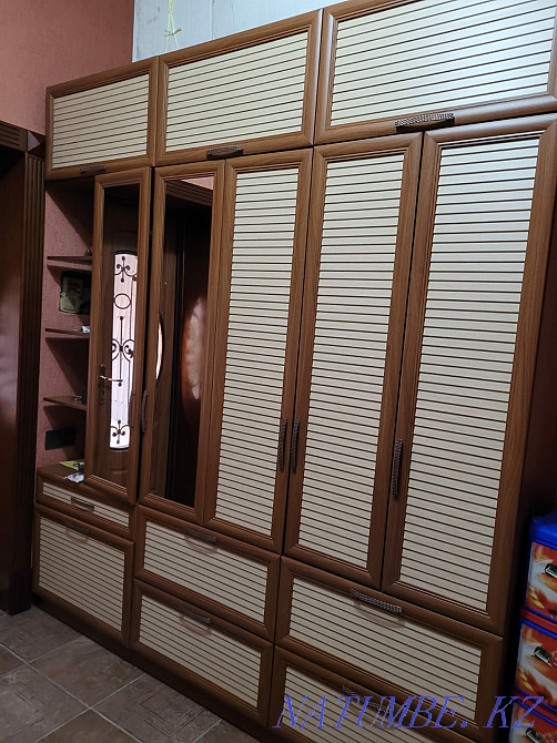 Стенка прихожая , цвет какао с молоком, лицевая сторона- слоновой кос Шымкент - изображение 1