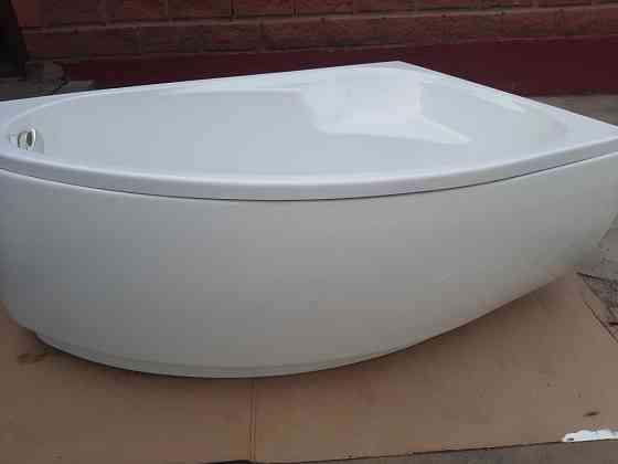 Угловая ванна 150 см , зеркало для ванной 
