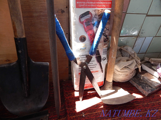 Garden tools. All for 2000. shovels, rakes, crowbars. Almaty - photo 1
