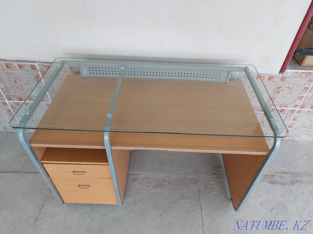 Desk table with glass top Болтирик шешен - photo 2
