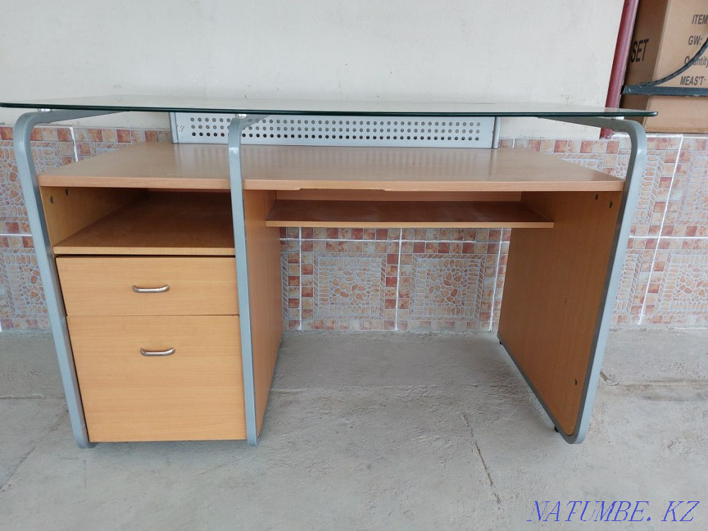 Desk table with glass top Болтирик шешен - photo 1