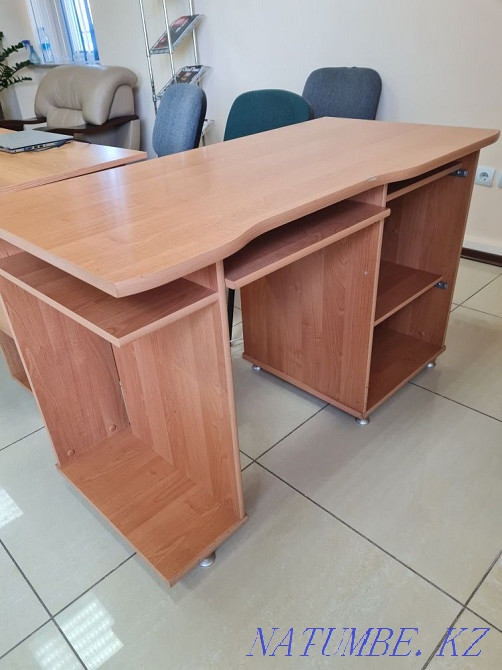 Стол офисный (3шт), тумба под технику. Акбулак - изображение 1