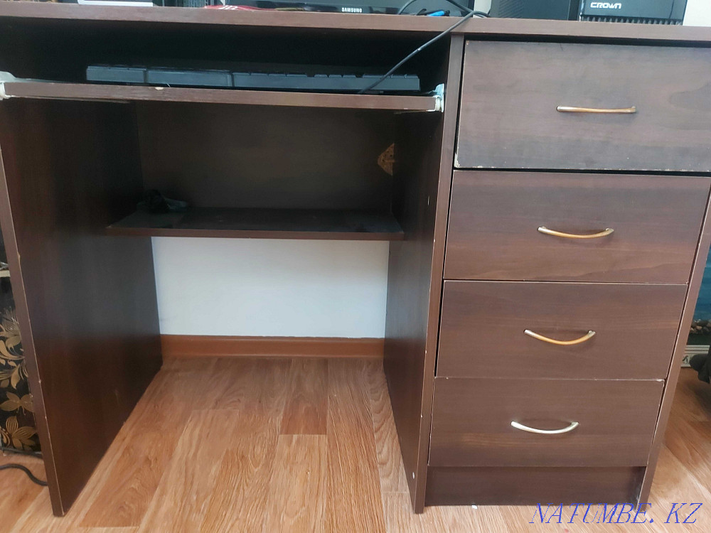 Computer desk  - photo 1