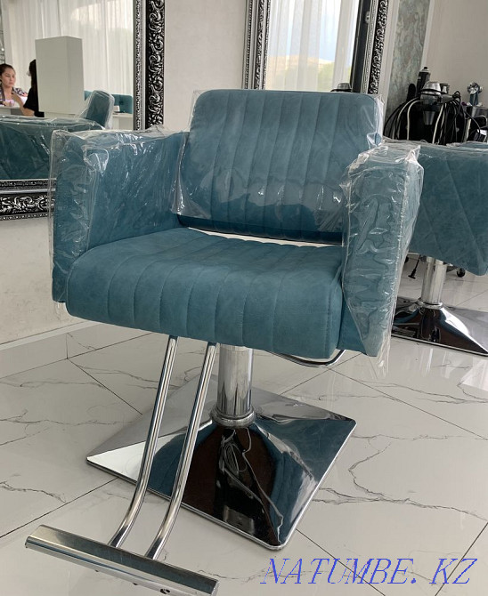 Стилисттерге арналған орындықтар (3 дана), айна (3 дана), маникюр үстелі (2 дана)  Алматы - изображение 2