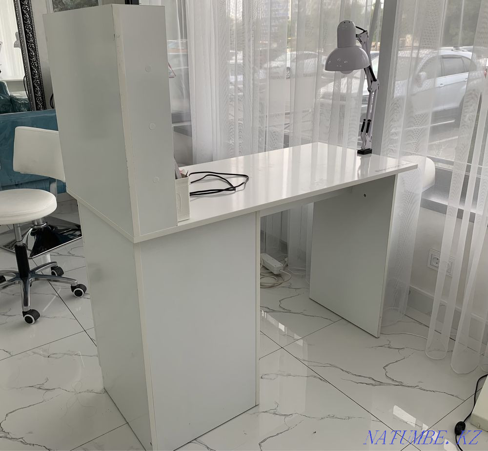 Стилисттерге арналған орындықтар (3 дана), айна (3 дана), маникюр үстелі (2 дана)  Алматы - изображение 4