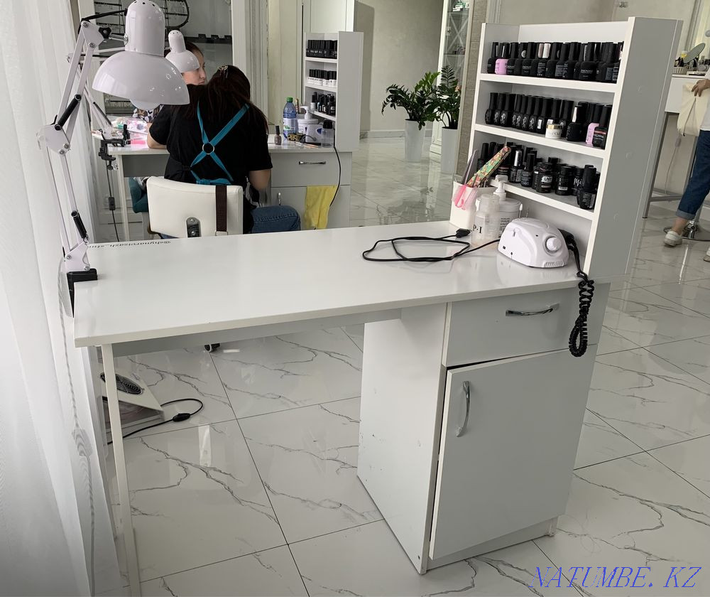 Стилисттерге арналған орындықтар (3 дана), айна (3 дана), маникюр үстелі (2 дана)  Алматы - изображение 5