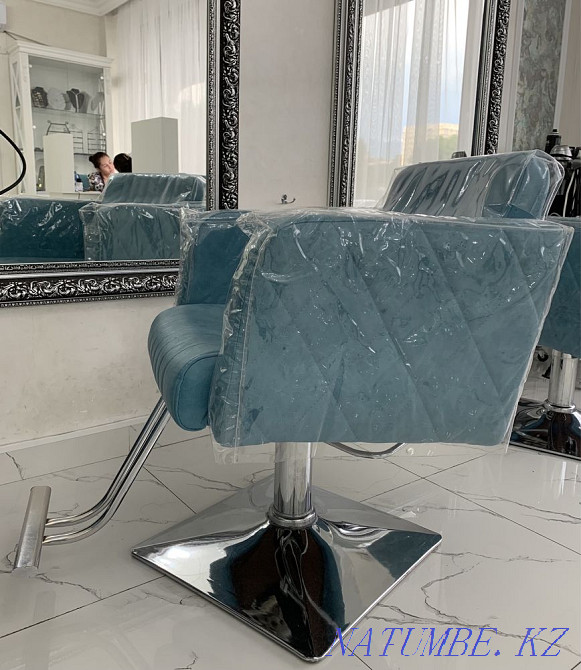 Стилисттерге арналған орындықтар (3 дана), айна (3 дана), маникюр үстелі (2 дана)  Алматы - изображение 1