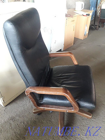 Leather armchair with wooden armrests. Delivery within the city Almaty - photo 2
