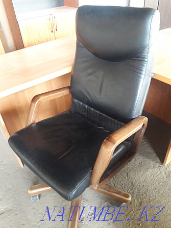 Leather armchair with wooden armrests. Delivery within the city Almaty - photo 1