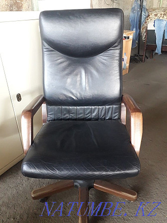 Leather armchair with wooden armrests. Delivery within the city Almaty - photo 5