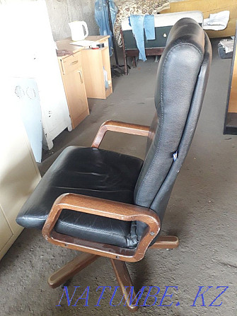 Leather armchair with wooden armrests. Delivery within the city Almaty - photo 4