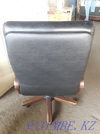 Leather armchair with wooden armrests. Delivery within the city Almaty - photo 3