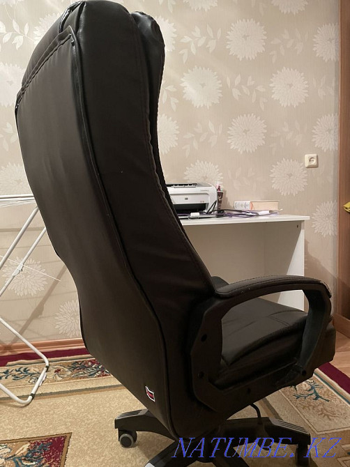 Продам черное кресло для офиса или дома Усть-Каменогорск - изображение 4